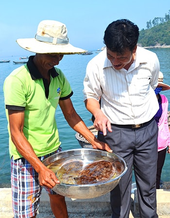 Ngư dân xã đảo và thành quả chuyến biển vừa khai thác.