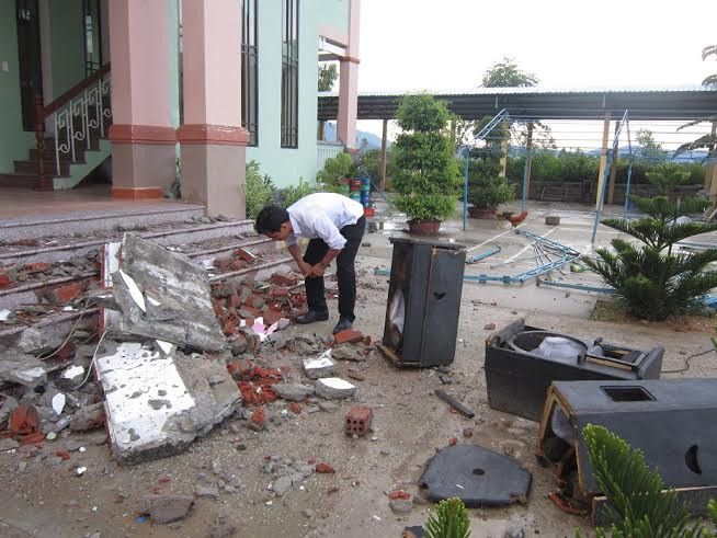 Khối bê tông đè nát 3 loa thùng tại trụ sở UBND xã Quế Phong.