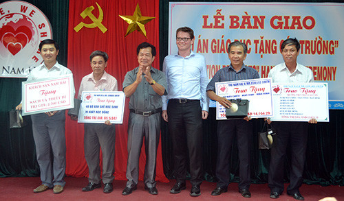 Lãnh đạo The Nam Hải trao tặng học bổng cho các trường.