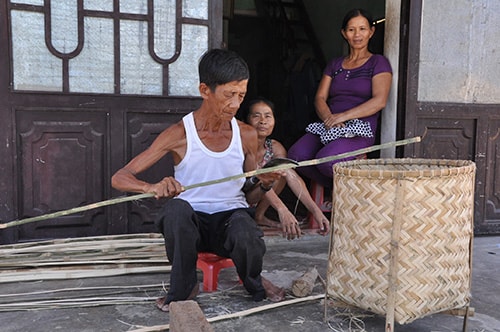 Không thể làm ruộng được, gần 5 năm ra làng mới lập nghiệp, gia đình ông Nguyễn Văn Thu sống dựa vào nghề đan đát thủ công. Ảnh: H.PHÚC