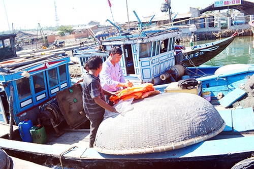 Cán bộ Chi cục Khai thác & bảo vệ nguồn lợi thủy sản Quảng Nam kiểm tra và chứng nhận an toàn kỹ thuật cho tàu cá tại cảng Kỳ Hà. Ảnh: Q.VIỆT