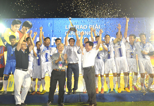 Niềm vui của các cầu thủ Thành Đạt FC sau khi đoạt chức vô địch. Ảnh: A.S