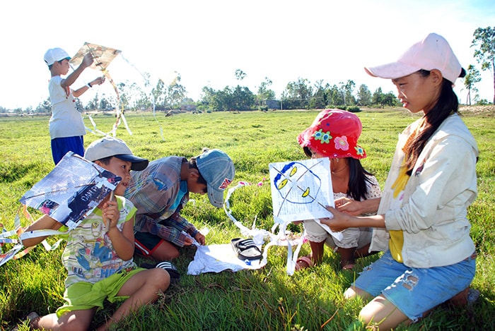 Cơm trắng làm hồ dán để hoàn thiện những công đoạn cuối cùng của con diều.