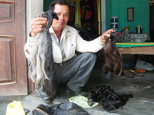 Lặn lội một ngày ở vùng cao, anh Hiền mua được hơn 2 ký tóc.