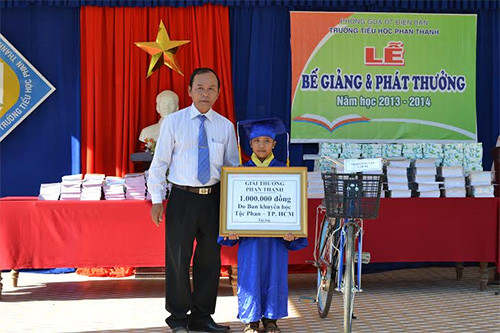 Trao thưởng cho học sinh đạt giải cao cấp huyện.