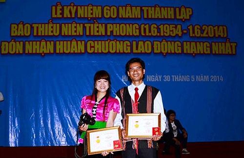 Anh Bhơriu Quân (bên phải) vinh dự được trao tặng Kỷ niệm chương “Vì thế hệ trẻ” của Trung ương Đoàn.