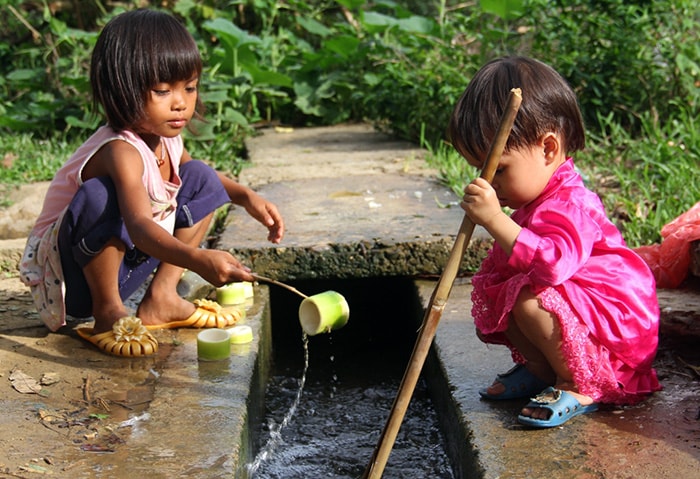 “Gàu nước” tự chế bằng những đọt măng tre - thú vui của trẻ vùng cao trong ngày hè.