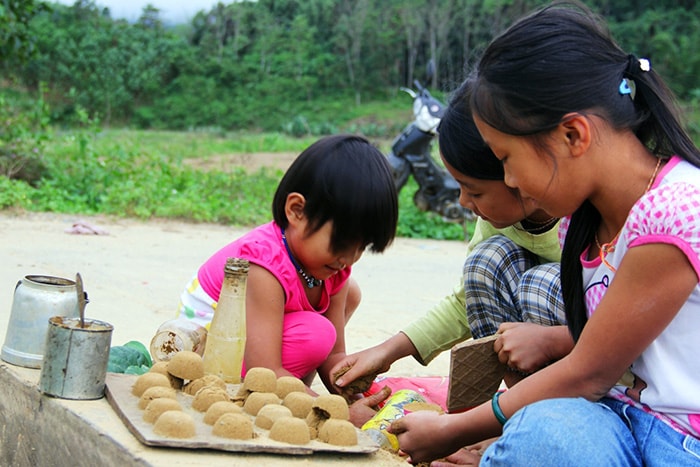 Những chiếc “bánh in” bằng đất được các em nặn làm trò chơi. 