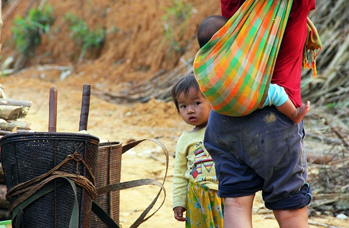 Một em bé ở thôn R’cung (xã Bha Lêê, Tây Giang) theo mẹ lên nương, ngại ngùng khi bắt gặp khách lạ.