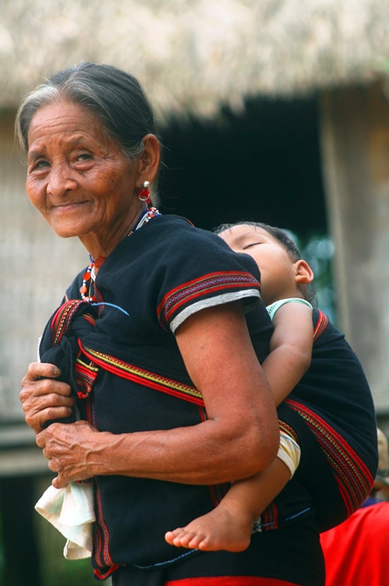 Ngày hè, một cậu bé ở thôn Bhơ Hôồng (xã Sông Kôn, Đông Giang) ngủ ngoan trên lưng bà.