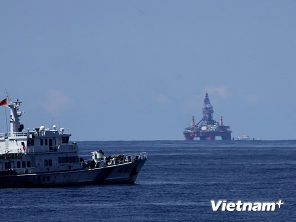 Cận cảnh Tàu Trung Quốc xâm phạm vùng biển Việt Nam. (Ảnh: Sơn Bách/Vietnam+)