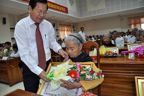 Trưởng ban Tổ chức Tỉnh ủy Trần Xuân Thọ trao danh hiệu Bà mẹ Việt Nam anh hùng cho mẹ Lê Thị Tiệp (87 tuổi, trú thị trấn Đông Phú, Quế Sơn).