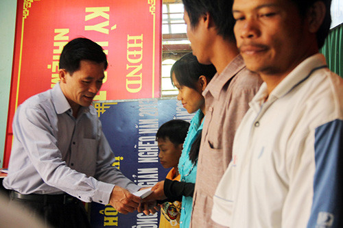  Trao quà hỗ trợ của đoàn công tác cho các hộ gia đình khó khăn tại Trà Đốc.