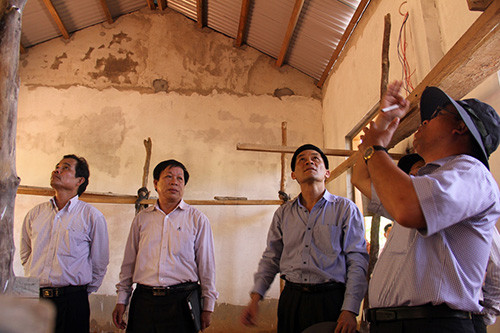 Đoàn công tác kiểm tra khảo sát công trình nhà sinh hoạt cộng đồng tại thôn 1 (xã Trà Đốc).