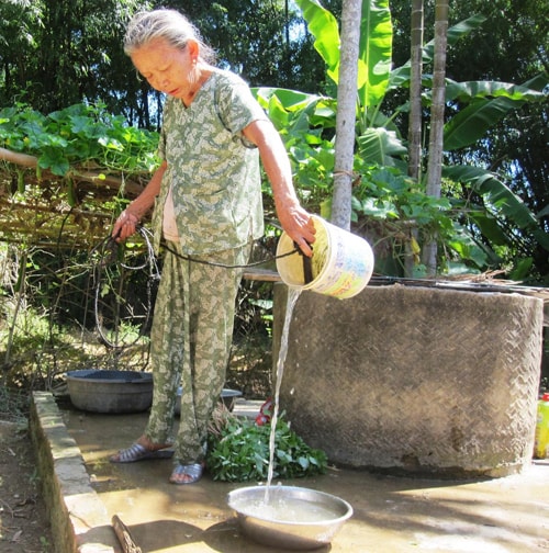 Người dân Duy Vinh phải chấp nhận sử dụng nguồn nước bị nhiễm phèn nặng. Ảnh: THÀNH NHI