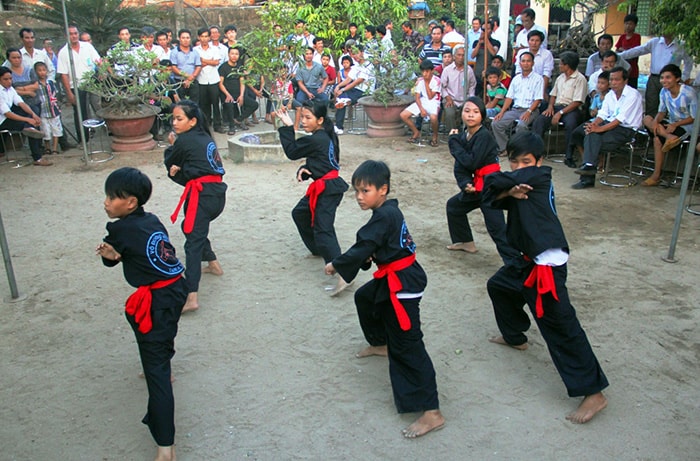 Các môn sinh của võ đường Hồ Tấn biểu diễn bài quyền trong lễ giỗ tổ 100 năm thành lập.