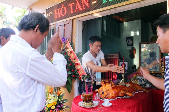 Các môn sinh thắp nhang trong ngày giỗ tổ võ đường.