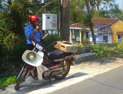 Ông Khiết chở giàn loa do mình tự mua đi tuyên truyền thông tin thời sự, chính sách pháp luật đến bà con.Ảnh:N.T.Q