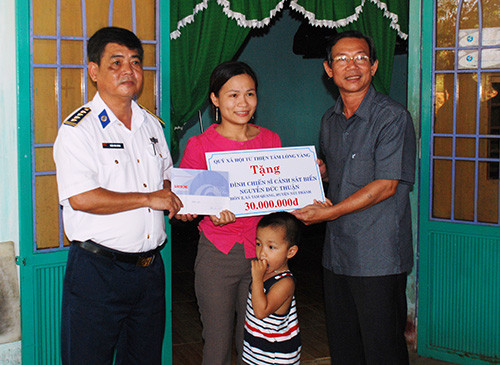 Ông Phan Minh Á – Phó Chủ tịch LĐLĐ tỉnh trao quà của Quỹ xã hội từ thiện Tấm lòng vàng cho gia đình chiến sĩ Nguyễn Đức Thuận.