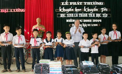 Trao thưởng khuyến học, khuyến tài năm học 2013 - 2014 ở xã Đại Cường.