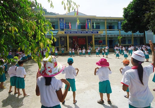 Học sinh được quản lý, chăm sóc tốt hơn với mô hình trường bán trú. Ảnh: VĨNH LỘC