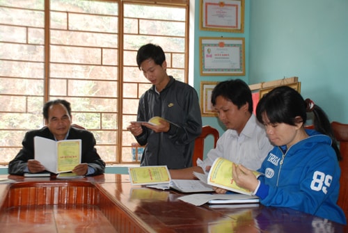 Cán bộ, đảng viên huyện Đông Giang thực hiện kiểm điểm theo “Sổ đăng ký làm theo gương Bác” trong sinh hoạt chi bộ định kỳ.  Ảnh: HÀN GIANG