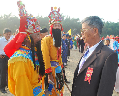 Ông Đặng Bảo Xinh trao đổi với hội viên người cao tuổi tham gia lễ hội Bà Thu Bồn. Ảnh: TIÊN SA