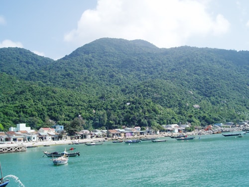 Bảo tồn đa dạng hệ sinh thái của Cù Lao Chàm đang đối diện thách thức từ áp lực sinh kế của người dân. TRONG ẢNH: Xã đảo Tân Hiệp (Cù Lao Chàm). Ảnh: T.H