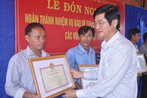 Phó Chủ tịch Thường trực UBND tỉnh Nguyễn Ngọc Quang trao bằng khen cho các ngư dân đã có thành tích xuất sắc trong việc góp phần bảo vệ chủ quyền các vùng biển Việt Nam.
