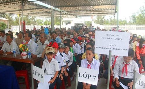 “Các con cố gắng chăm học, bố vững lòng ra khơi bám biển” là thông điệp mà CLB “Tự quản số 1” thôn Phương Tân gửi gắm.