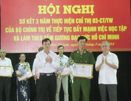 Đại úy Phan Thanh Tân được tuyên dương tại hội nghị tổng kết phong trào  học tập và làm theo tấm gương đạo đức Hồ Chí Minh.