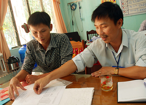 Ông Phạm Minh Tài (phải) - Phó Trưởng phòng TN-MT huyện Bắc Trà My cho rằng, hồ sơ địa chính cũ cũng là một yếu tố gây khó khăn cho công tác cải cách hành chính trong lĩnh vực đất đai.