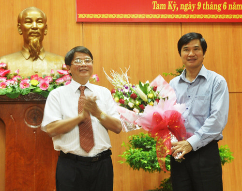 Bí thư Tỉnh ủy Nguyễn Đức Hải tặng hoa chúc mừng đồng chí Nguyễn Ngọc Quang được bầu vào chức danh Phó Bí thư Tỉnh ủy.Ảnh: NGUYÊN ĐOAN