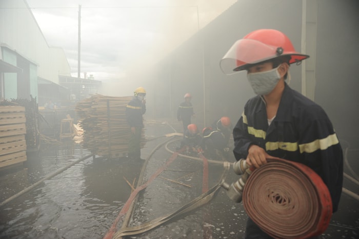  Lực lượng phòng cháy tập trung dập tắt đám cháy tại xưởng.