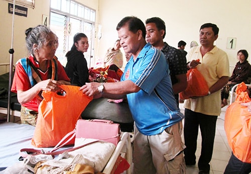 Các nhà tài trợ TP. Hồ Chí Minh cùng lãnh đạo Hội hữu nghị Việt-Lào tỉnh Quảng Nam trao quà cho bệnh nhân nghèo đang điều trị tại Bệnh viện Đa khoa tỉnh Sê Kông.