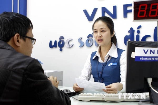 Nhân viên VNPT tiếp nhận, giải đáp thông tin của khách hàng. (Ảnh: Minh Tú/TTXVN)