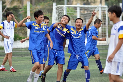 Pha ăn mừng sau khi vượt lên dẫn 2-1 của các cầu thủ Liên quân Báo Quảng Nam trong trận chung kết