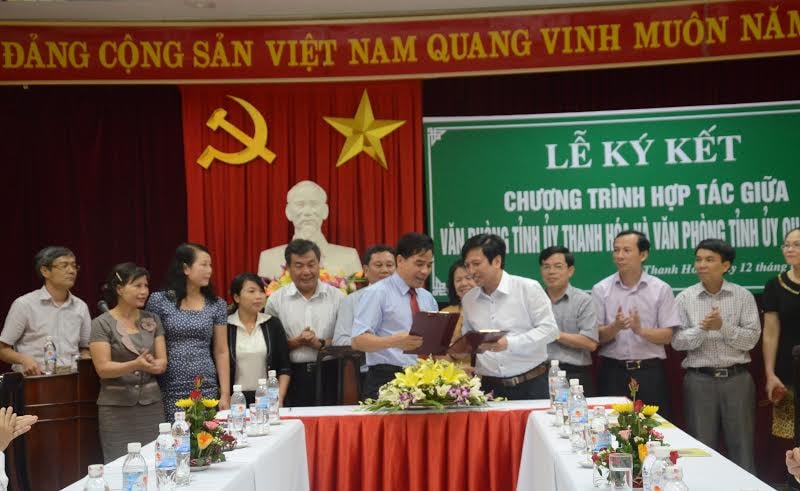 Lãnh đạo hai Văn phòng Tỉnh ủy ký kết hợp tác.