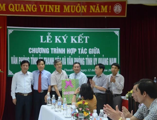 Đồng chí Lê Văn Dũng - Chánh Văn phòng Tỉnh ủy Quảng Nam tại quà lưu niệm cho đại diện lãnh đạo Văn phòng Tỉnh ủy Thanh Hóa