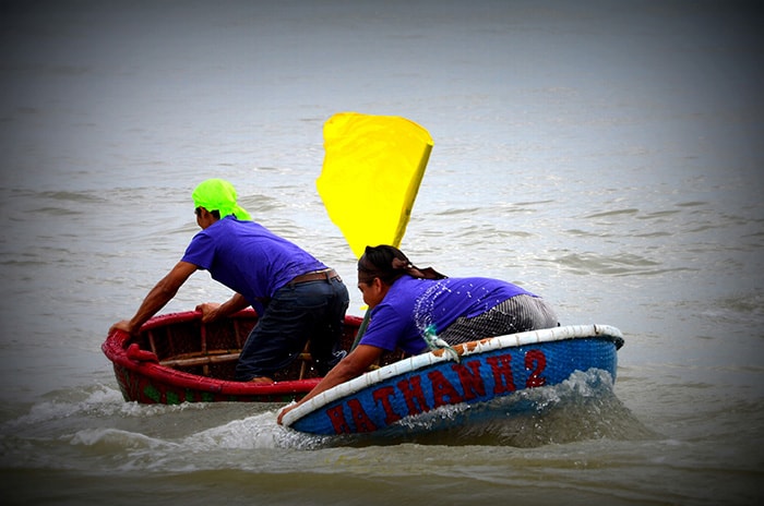 Tranh tài lắc thúng của ngư dân vùng biển Tam Thanh.