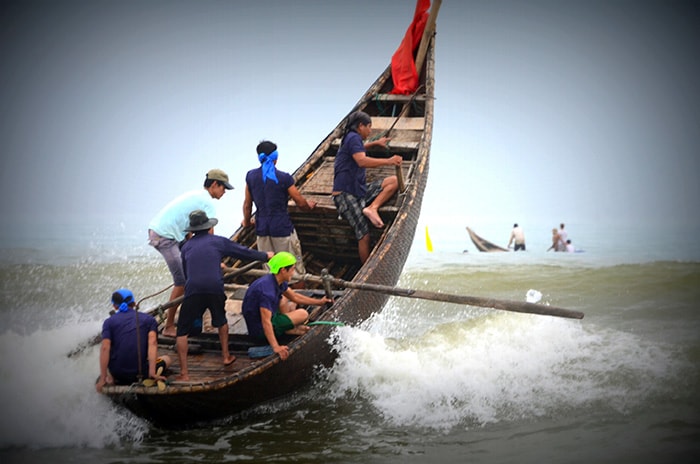 Các thành viên Ban tổ chức đang lướt sóng để điều hành các hoạt động thể thao trên biển.