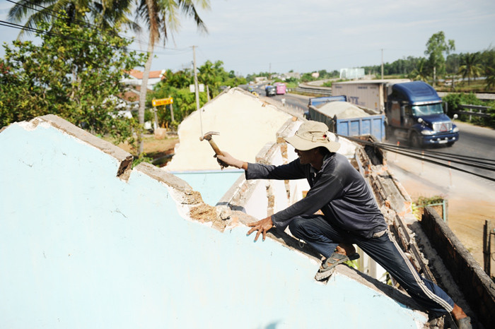Người dân thôn Bà Bầu (xã Tam Xuân 2, Núi Thành) tháo dỡ nhà cửa, giao mặt bằng để thi công.