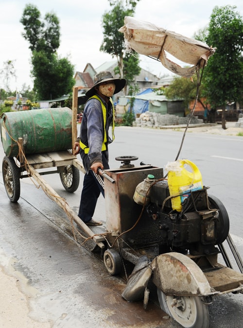 Thi công đoạn qua Hương An thuộc Quế Sơn.