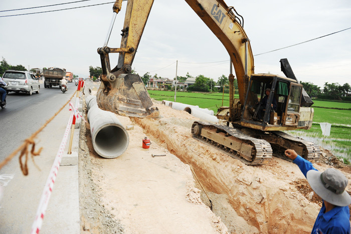 Công ty 509 lắp đặt đường ống thoát nước ở thị trấn Nam Phước (Duy Xuyên).