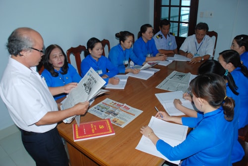 Nói chuyện về việc học tập và làm theo tấm gương đạo đức Hồ Chí Minh gắn với đọc báo Đảng là nội dung chính trong các buổi sinh hoạt đầu tuần tại Kho bạc Nhà nước Phú Ninh.