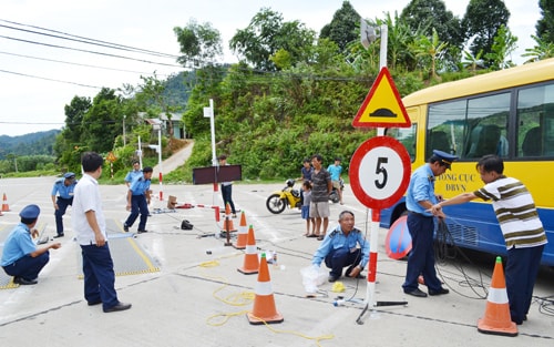 Mất gần một buổi, trạm cân lưu động trên đường Hồ Chí Minh mới lắp đặt xong.Ảnh: CÔNG TÚ