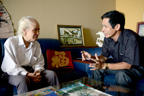 Nghệ sĩ Ưu tú Huỳnh Hùng (bên phải) trao đổi với GS.Đinh Xuân Lâm về học giả Phan Khôi.