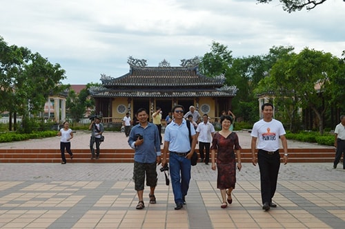 Đoàn khảo sát tại Văn thánh Khổng Miếu.