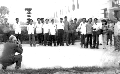 Năm 1985, Đại tướng Võ Nguyên Giáp dự Đại hội Đảng bộ tỉnh Nghệ Tĩnh và đã dùng máy ảnh của nhà báo Trần Hợi chụp ảnh các nhà báo đưa tin về đại hội. (Ảnh tư liệu)