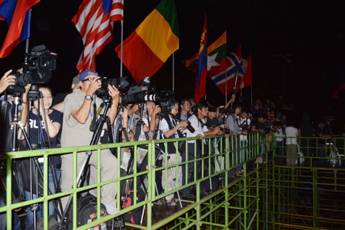 Các phóng viên chen chúc tác nghiệp tại đêm khai mạc Festival Huế 2014.Ảnh: V.LỘC